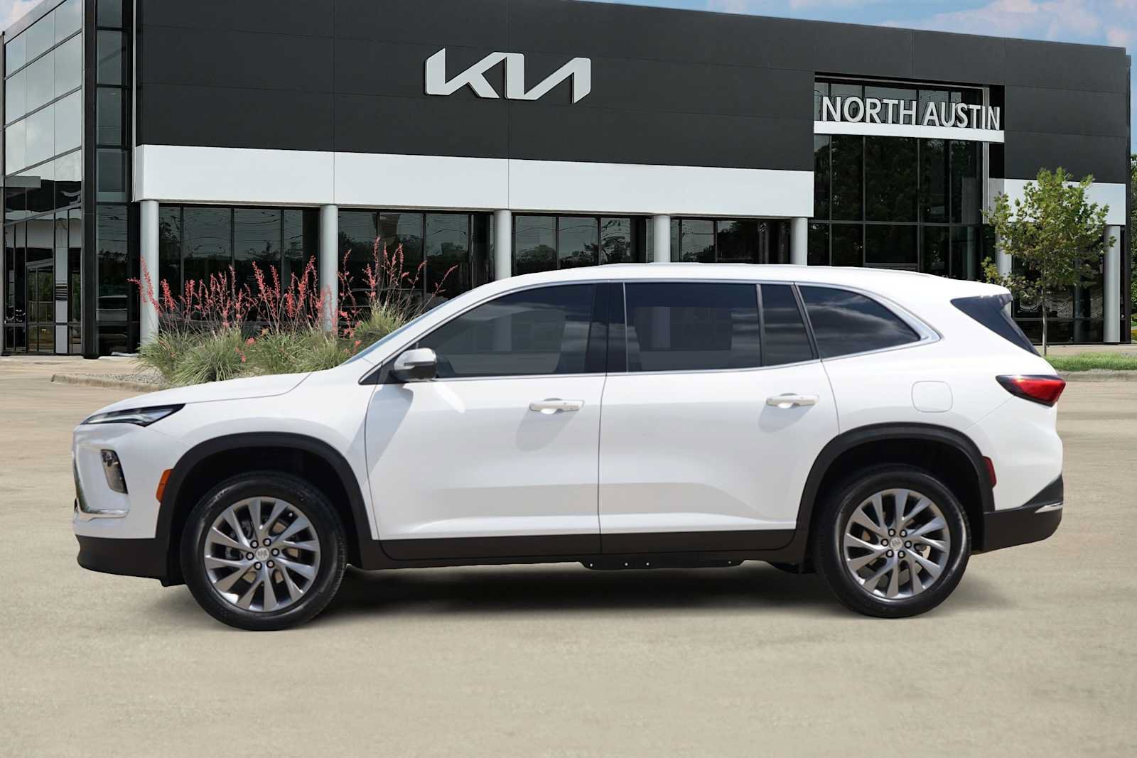 Used 2025 Buick Enclave Preferred FWD image 3