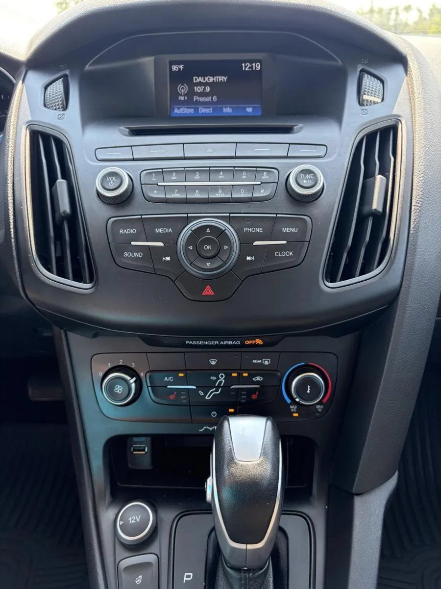 Used 2015 Ford Focus SE w/ SE Cold Weather Package FWD image 20