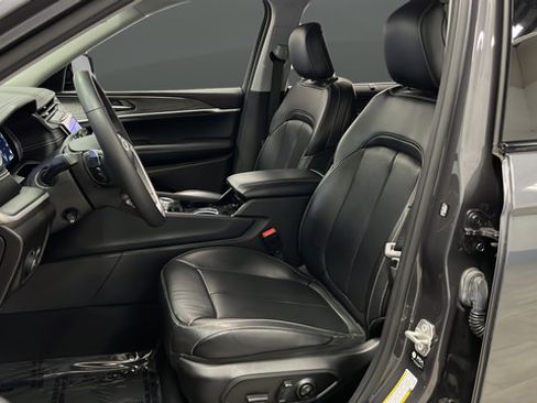 Used 2023 Jeep Grand Cherokee L Limited w/ Luxury Tech Group II AWD/4WD image 9