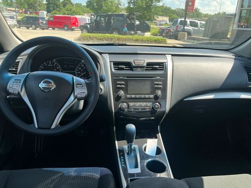 Used 2014 Nissan Altima 2.5 S w/ Display Audio Package FWD image 9