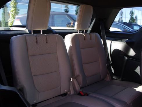 Used 2018 Ford Explorer XLT image 23