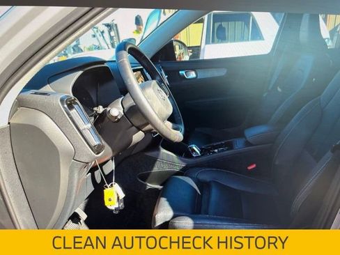 Used 2025 Volvo XC40 B5 Plus image 2