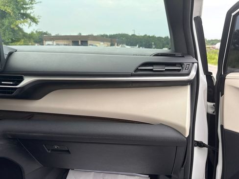Used 2024 Toyota Sienna XLE FWD image 24