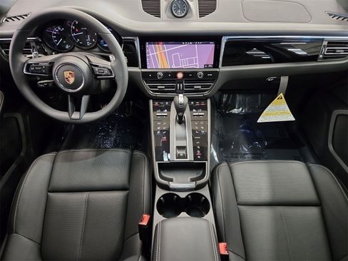 Used 2025 Porsche Macan image 19