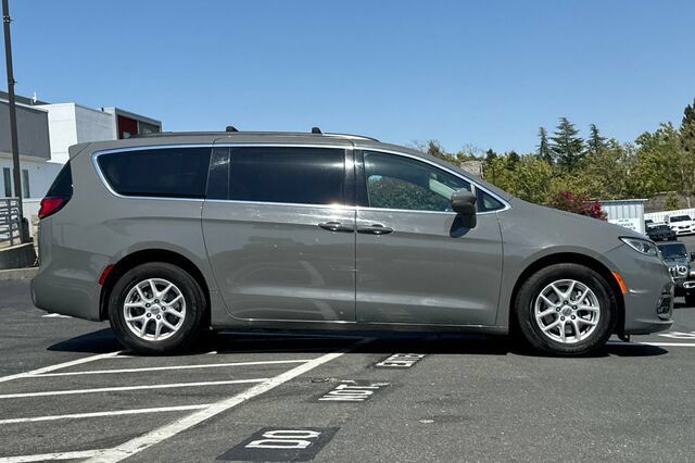 Used 2022 Chrysler Pacifica Touring-L FWD image 3