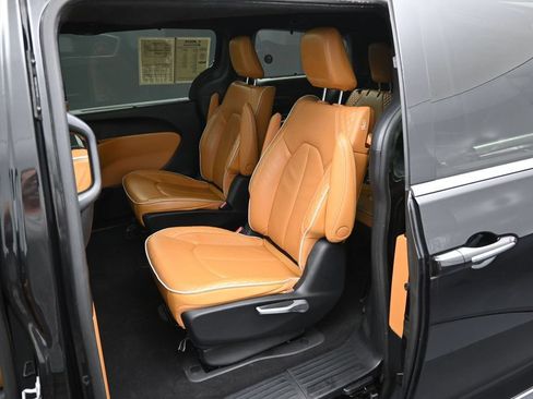 Used 2023 Chrysler Pacifica Pinnacle FWD image 31