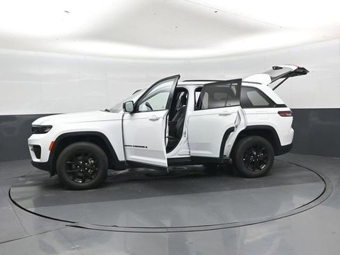 Used 2025 Jeep Grand Cherokee Altitude AWD/4WD image 48