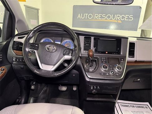 Used 2017 Toyota Sienna Limited Premium image 17
