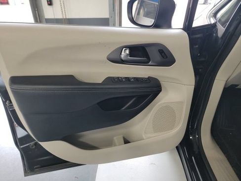 Used 2023 Chrysler Pacifica Touring-L FWD image 11
