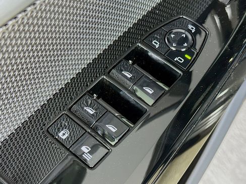 New 2026 BMW 760i xDrive w/ Premium Package image 18