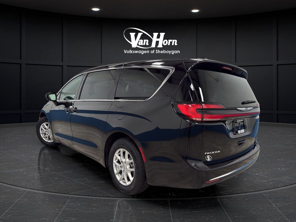 Used 2024 Chrysler Pacifica Touring-L FWD image 5