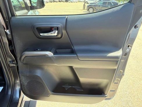 Used 2018 Toyota Tacoma TRD Sport AWD/4WD image 17