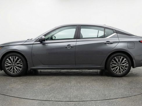 Used 2025 Nissan Altima 2.5 SV image 3