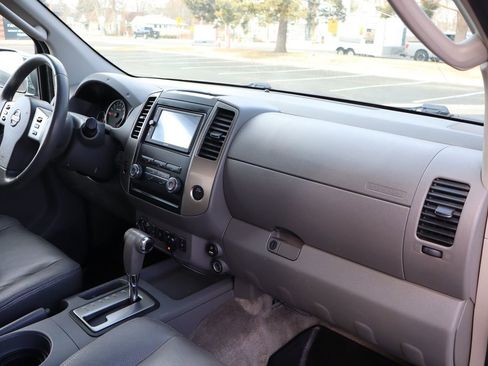 Used 2011 Nissan Frontier SL w/ Moonroof Pkg image 18