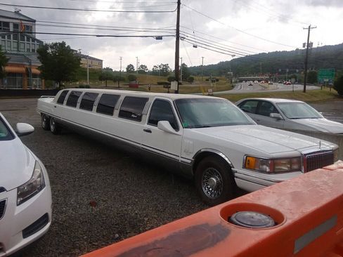 Used 1993 Lincoln Town Car Executive RWD image 3