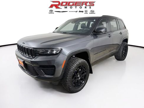 Certified 2025 Jeep Grand Cherokee Altitude AWD/4WD image 3