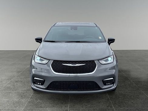 Used 2025 Chrysler Pacifica Select image 2