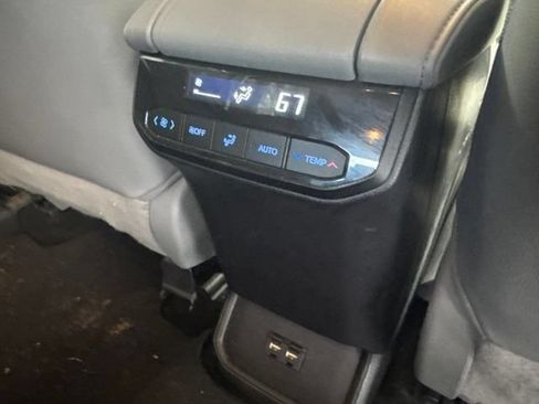 Used 2021 Toyota Highlander XLE FWD image 28
