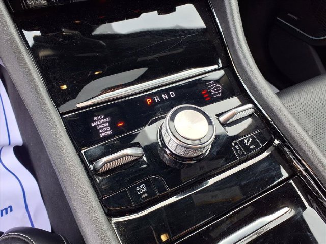 Used 2023 Jeep Grand Cherokee Overland w/ Luxury Tech Group IV AWD/4WD image 9