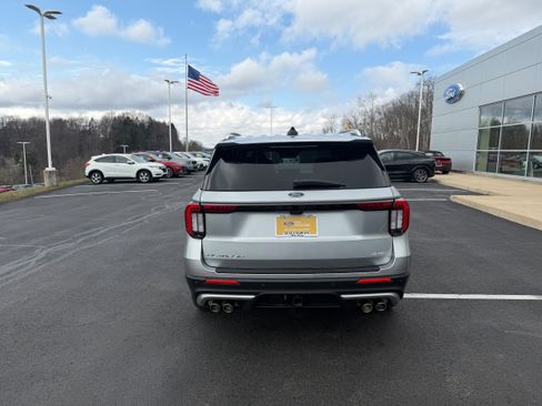 Certified 2025 Ford Explorer Platinum w/ Ultimate Package AWD/4WD image 6