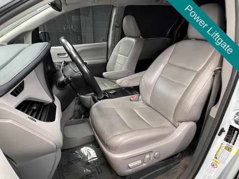 Used 2018 Toyota Sienna XLE w/ XLE Navigation Package image 3