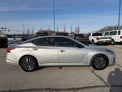 Used 2024 Nissan Altima 2.5 SV image 3