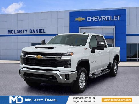 Used 2025 Chevrolet Silverado 2500 LT AWD/4WD image 2