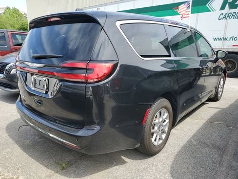 Certified 2023 Chrysler Pacifica Touring-L FWD image 5
