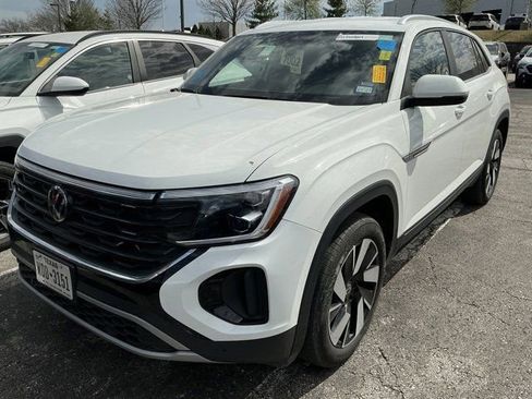 Used 2025 Volkswagen Atlas Cross Sport SE image 2