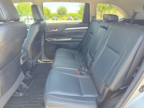 Used 2017 Toyota Highlander XLE FWD image 11