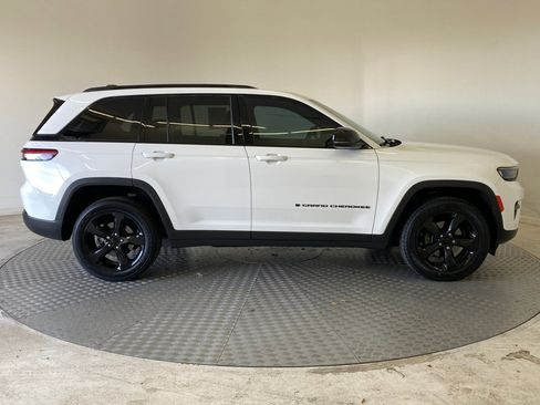 Used 2023 Jeep Grand Cherokee Altitude image 8