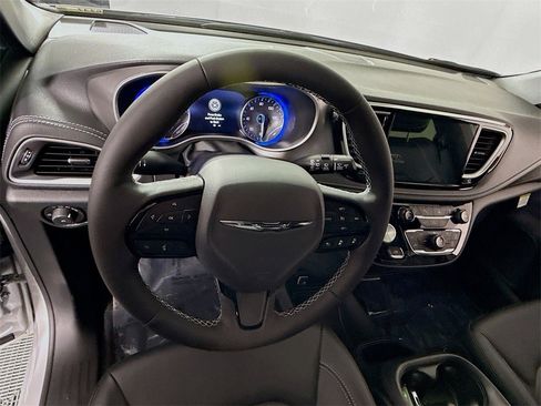 New 2026 Chrysler Pacifica Select image 6