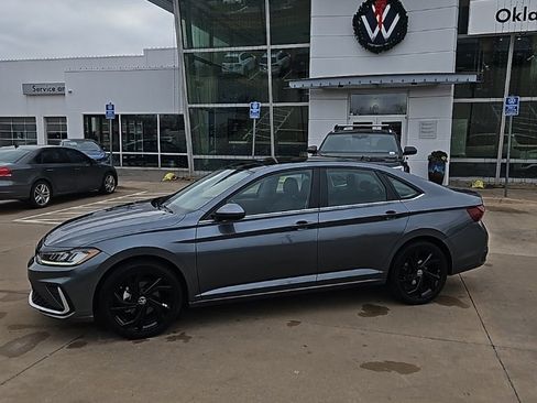 Used 2025 Volkswagen Jetta SE image 8