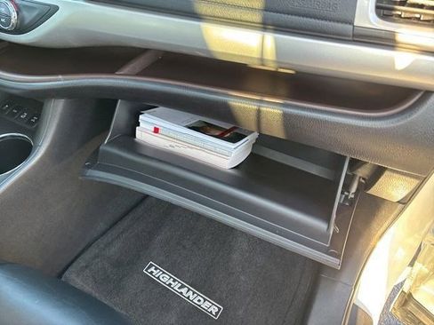 Used 2018 Toyota Highlander XLE image 44