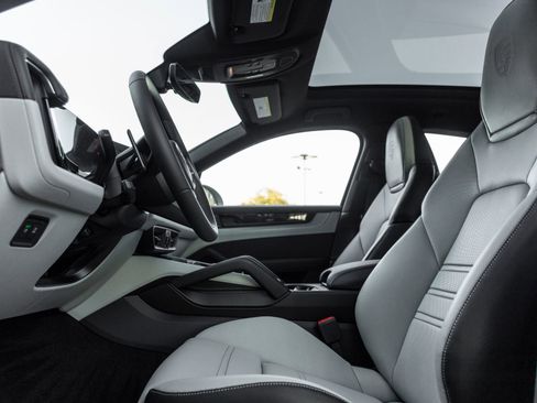Certified 2026 Porsche Cayenne Coupe AWD/4WD image 26