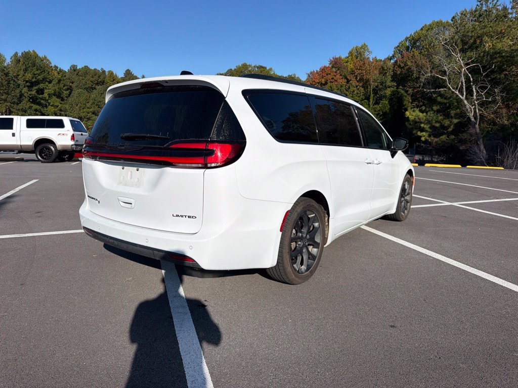 Used 2025 Chrysler Pacifica Limited FWD image 5