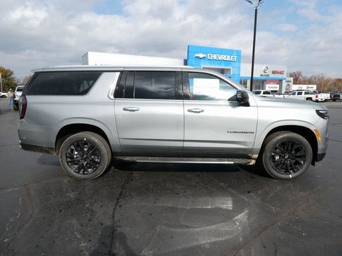 New 2026 Chevrolet Suburban Premier image 3