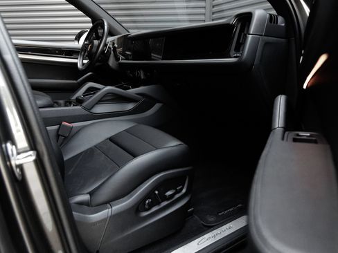 Certified 2024 Porsche Cayenne AWD/4WD image 37