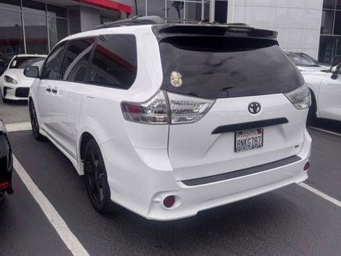 Used 2020 Toyota Sienna SE w/ Nightshade Edition FWD image 3