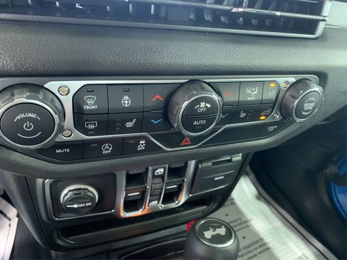 Used 2025 Jeep Wrangler Sport S image 27