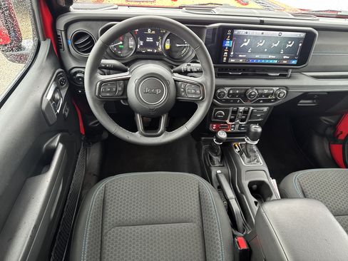 Used 2025 Jeep Wrangler Unlimited Rubicon 4xe w/ Convenience Group AWD/4WD image 7