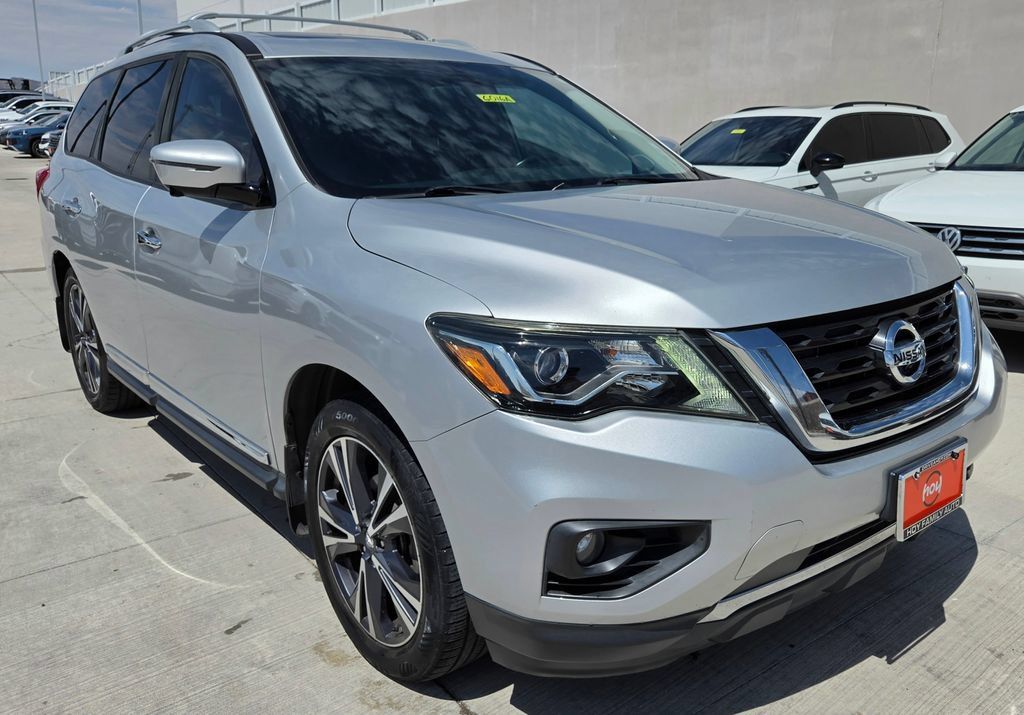 Used 2017 Nissan Pathfinder Platinum w/ Family Entertainment Package AWD/4WD image 3