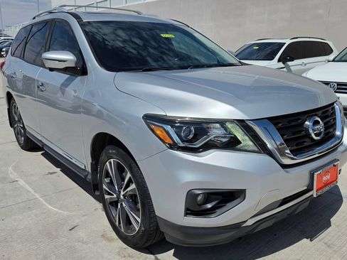Used 2017 Nissan Pathfinder Platinum w/ Family Entertainment Package AWD/4WD image 3