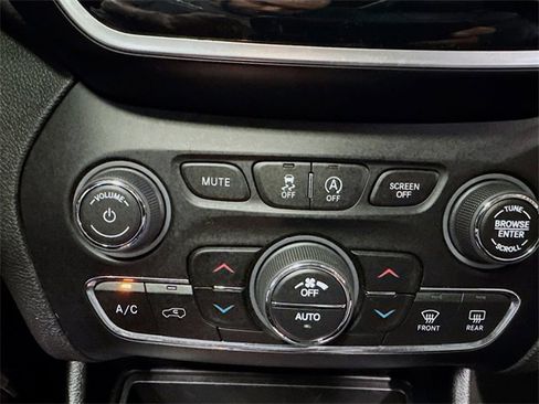 Used 2021 Jeep Cherokee Limited image 23