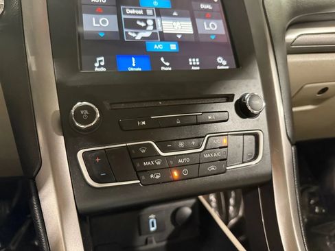 Used 2017 Ford Fusion SE w/ Fusion SE Technology Package FWD image 28