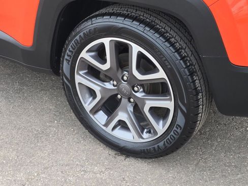 Used 2017 Jeep Renegade Latitude w/ Cold Weather Group FWD image 14