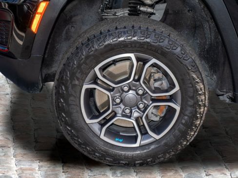 Used 2023 Jeep Grand Cherokee Trailhawk w/ Luxury Tech Group III image 39