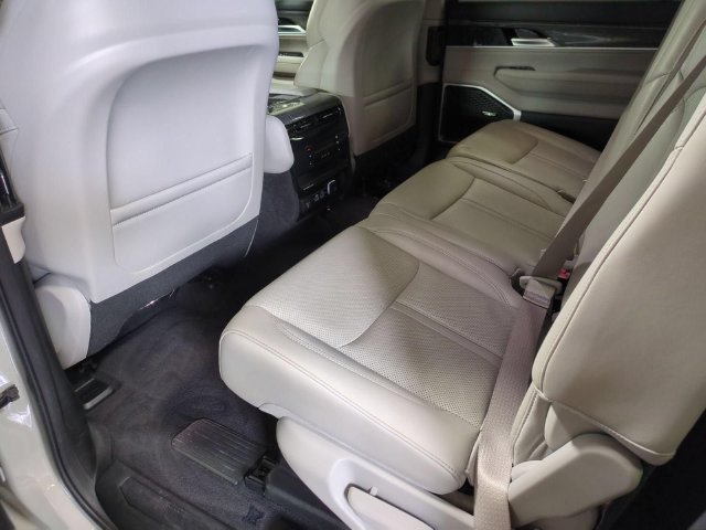 Used 2022 Jeep Wagoneer Series III AWD/4WD image 27