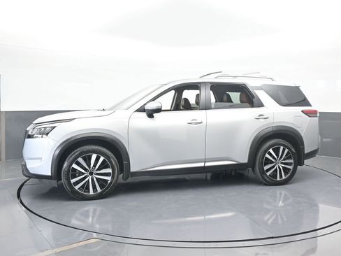 Used 2023 Nissan Pathfinder Platinum image 2