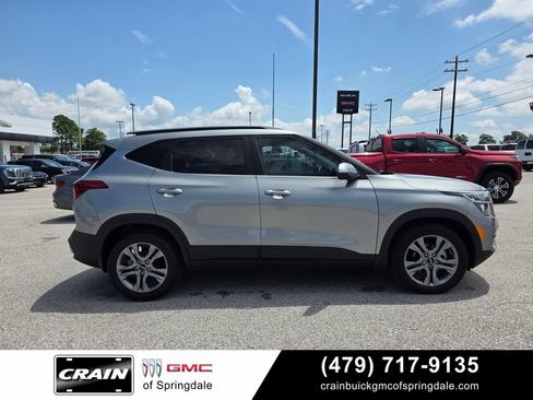 Used 2023 Kia Seltos S w/ Navigation Package FWD image 8